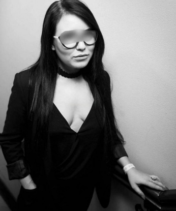 Соблазнительная девушка с огненной страстью и безупречной внешностью готова исполнить твои самые сокровенные желания. Позволь себе немного разврата! 945, 25 лет